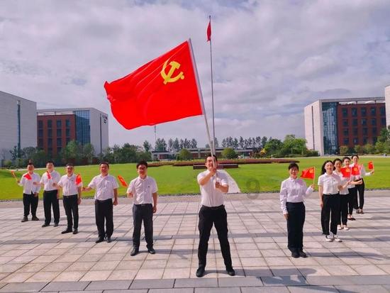 亚当玩高尔夫